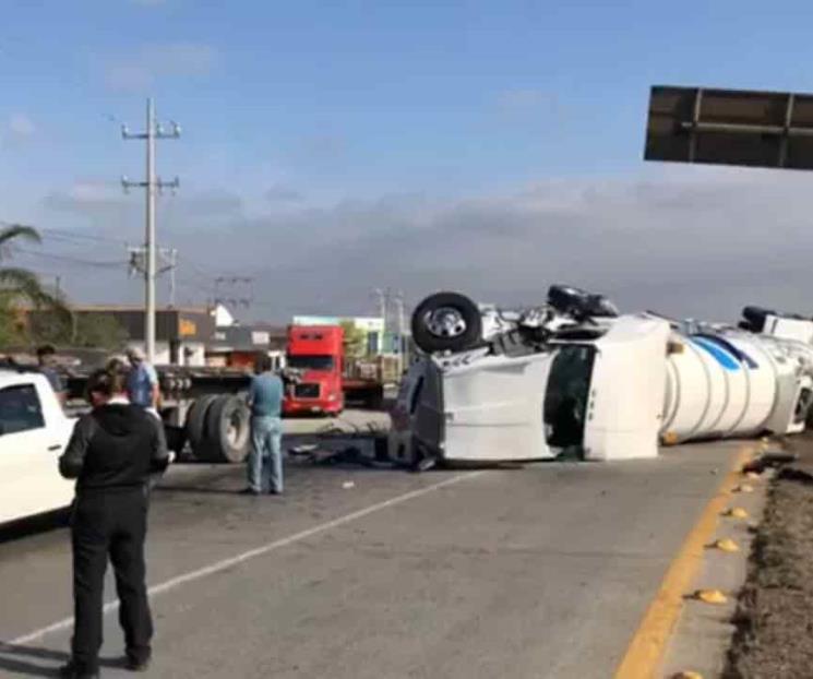 Vuelca pipa cargada de diésel en Allende