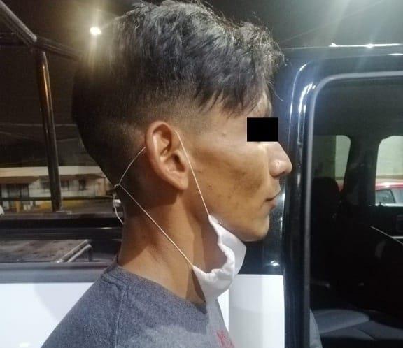 Arrestan a hombre en vehículo con placa colgada