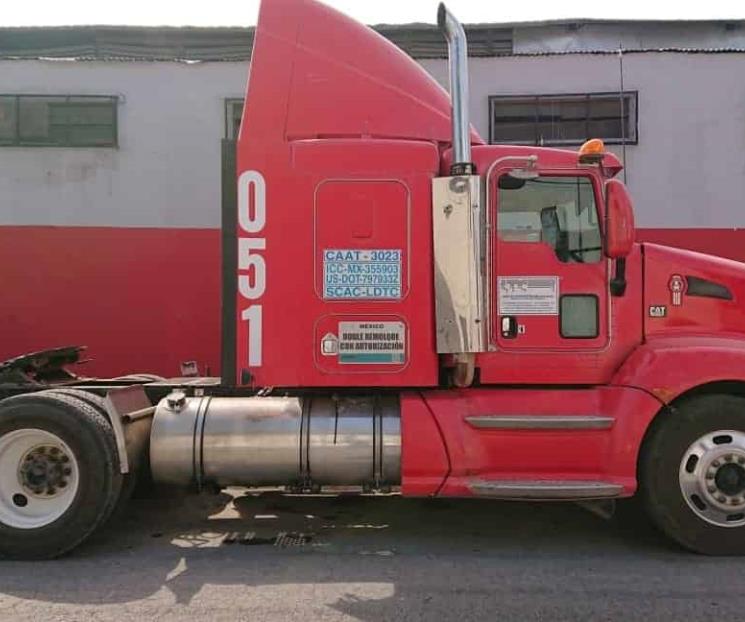 Recuperan tractocamión robado