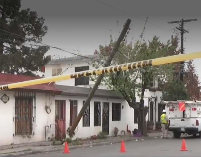 Derriba conductor poste y se incrusta en una casa