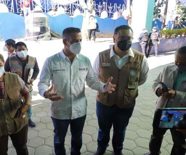 Tras caos, coordinador supervisa vacunación en Oaxaca