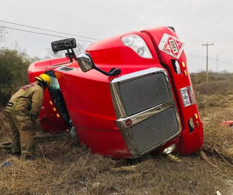 Vuelca en carretera tráiler con remolques