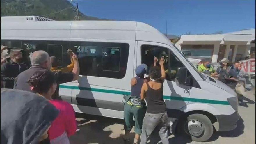 Atacan a pedradas vehículo de Alberto Fernández