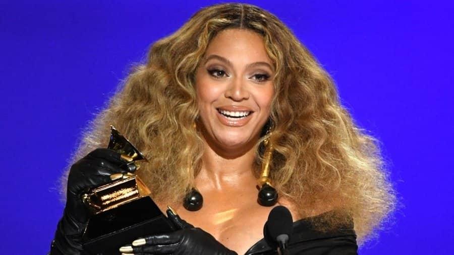 Beyoncé impone récord y se corona en los Grammy