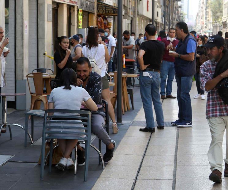Cientos pasean en CDMX sin temor a tercera ola