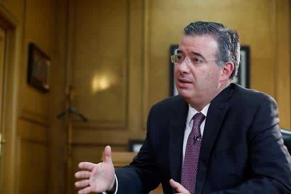 Pugna Banxico por acelerar vacunación