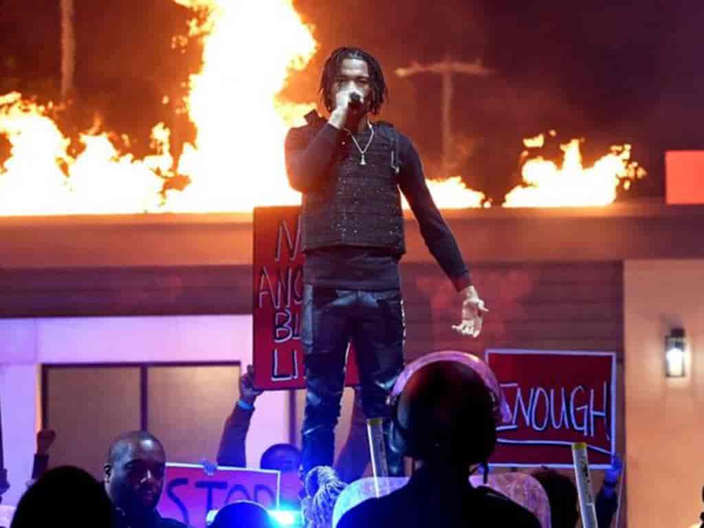 Lil Baby realizó una impactante denuncia de la brutalidad policial en EU.