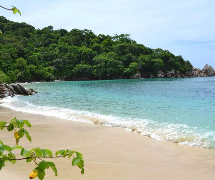 Servicios turísticos de Huatulco podrán operar a 50%