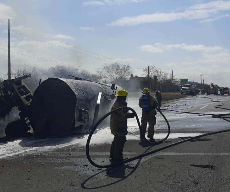 Vuelca pipa y se incendia en Montemorelos