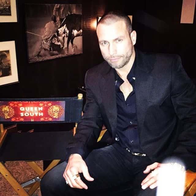 Captan a Rafael Amaya alterado y corriendo por la calle