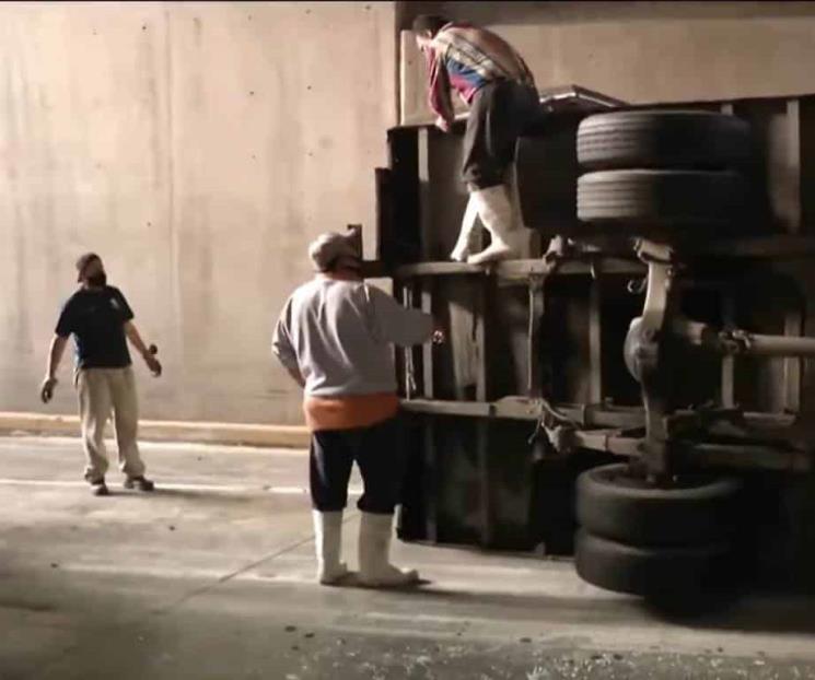 Vuelca camión cargado de hielo en Escobedo