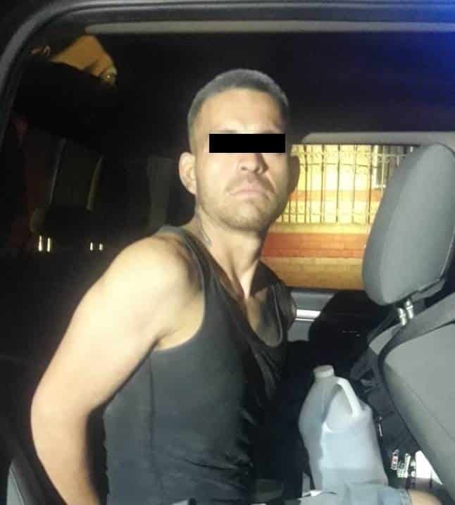 Robaba accesorios de la cajuela de un vehículo estacionado