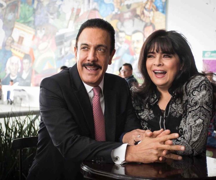 Consiente Fayad a Victoria Ruffo por 20 años de matrimonio