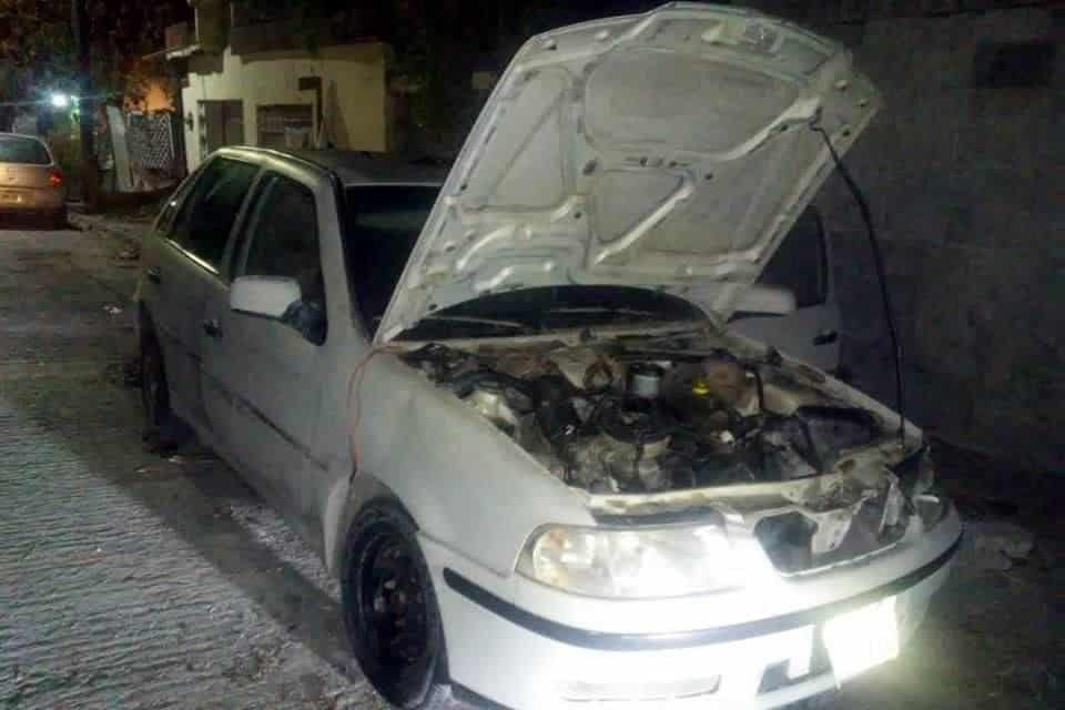 Fueron sorprendidos desmantelando un vehículo con reporte de robo