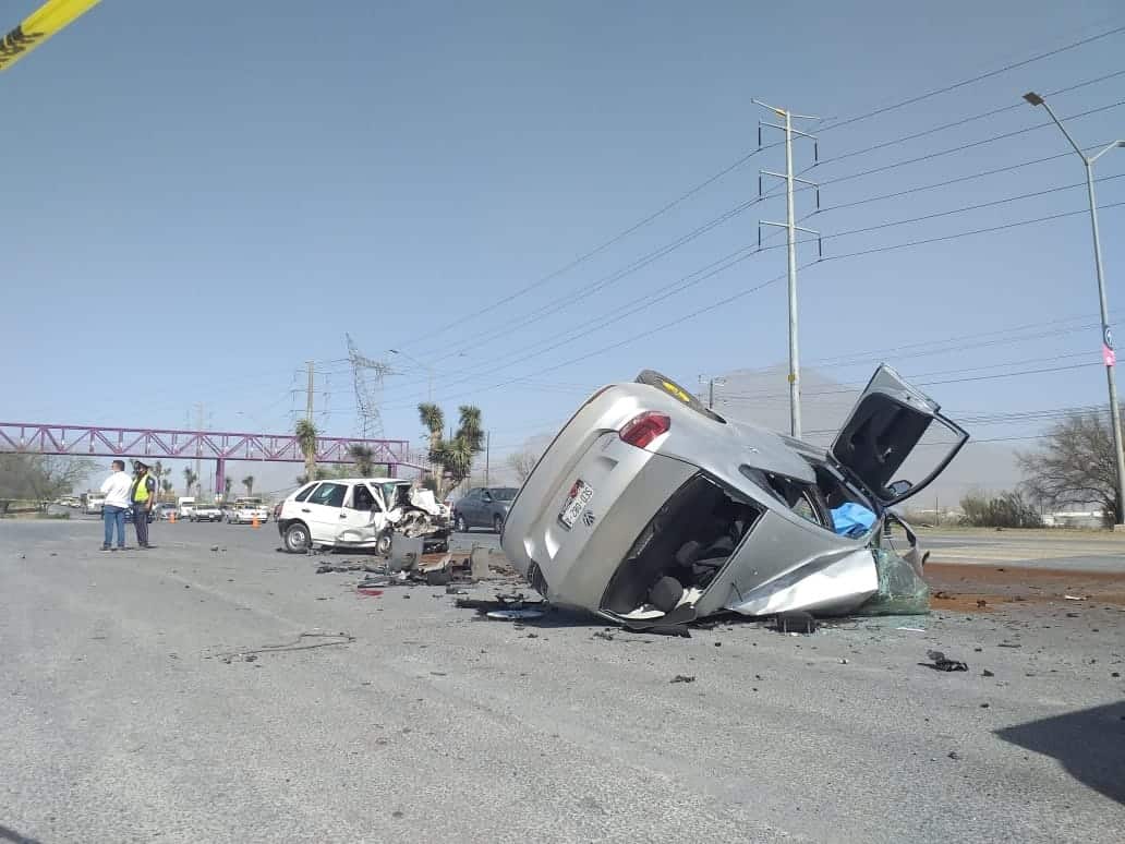 Se estrelló contra otro auto y terminó volcado