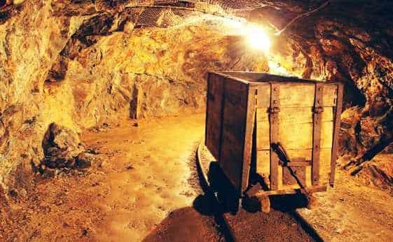 Amaga AMLO con revocar concesiones mineras