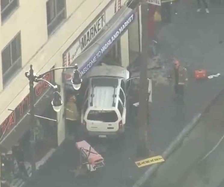 Camioneta choca contra multitud en mercado de Hollywood