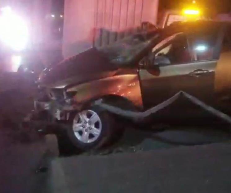 Mueren 2 jóvenes al estrellar su vehículo contra columna