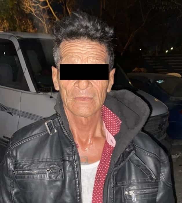 En el momento en que se drogada en la vía pública, un hombre de la tercera edad fue arrestado