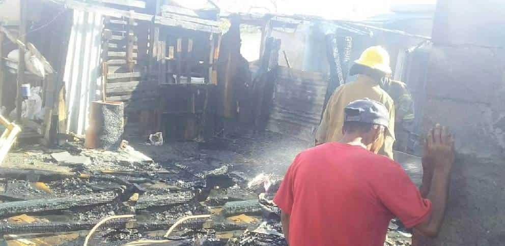 Acaba incendio con vivienda