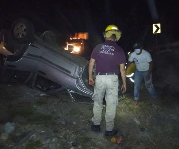 Deja volcadura dos lesionados
