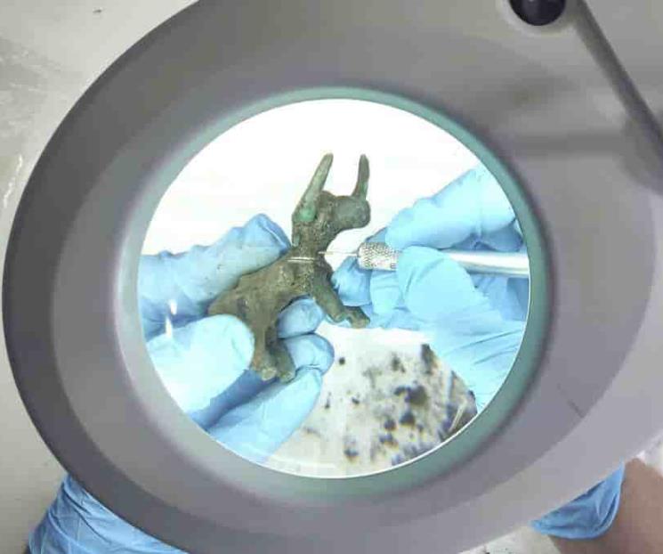 Develan lluvias antigua estatuilla de toro en Grecia