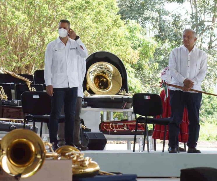 Objetivo, vacunar a adultos antes de tercera ola: AMLO