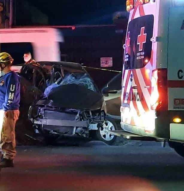 Fallecieron luego de estrellar su vehículo contra una columna del metro