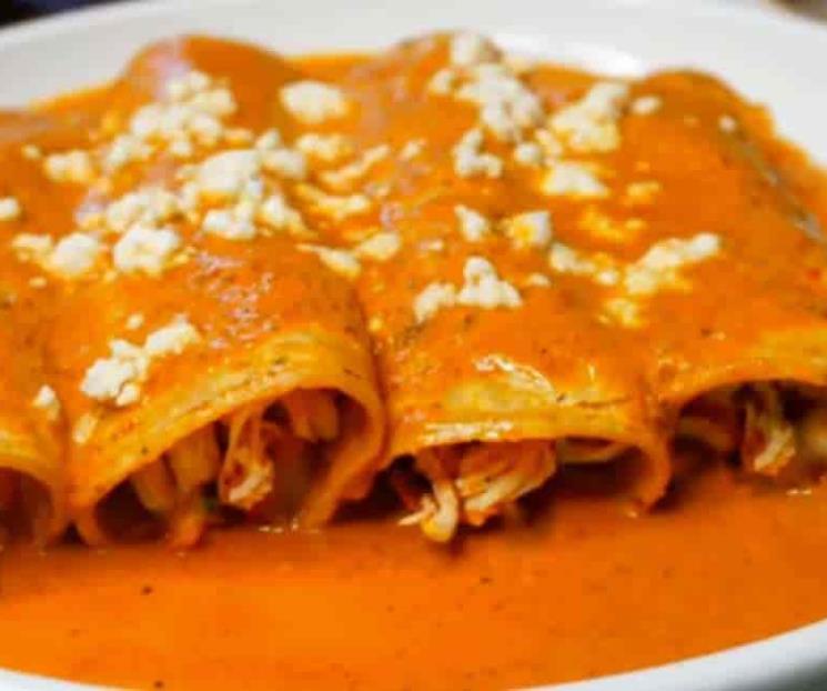 Prepara enchiladas en salsa de cacahuate al estilo SLP