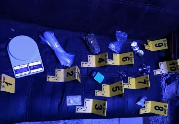 Una persona detenida y el aseguramiento de droga y un vehículo, fue el resultado de un cateo