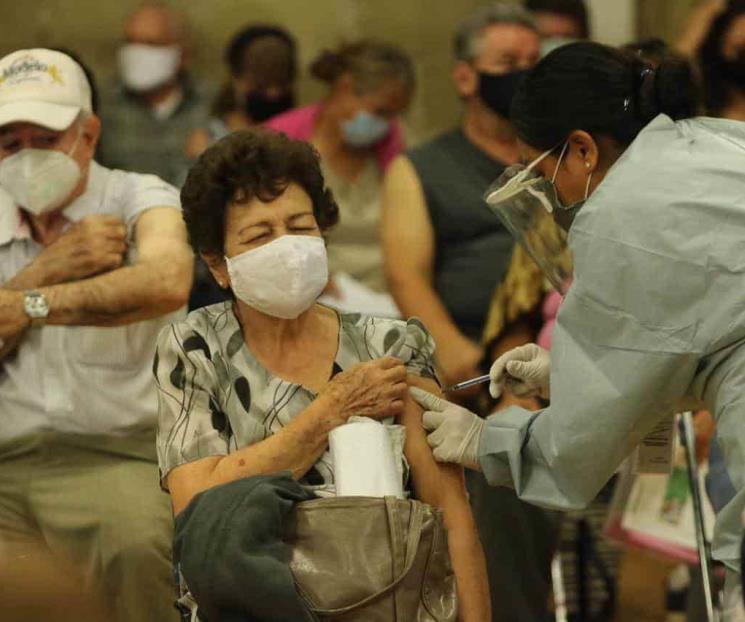 Aglomeraciones y largas filas para vacunación en Jalisco