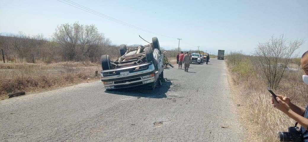 Vuelca camioneta tras “dormitar” al volante