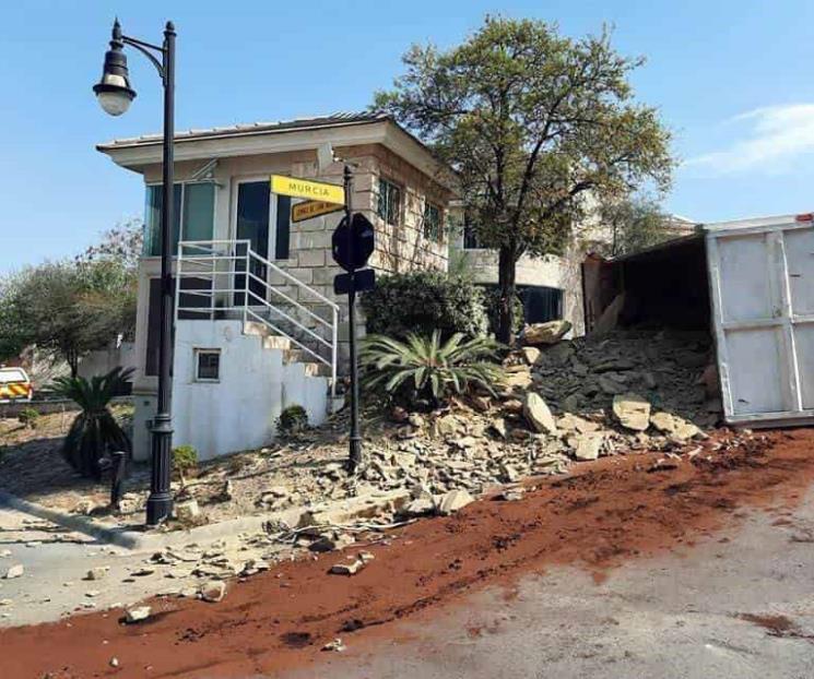 Vuelca camión cargado con piedra