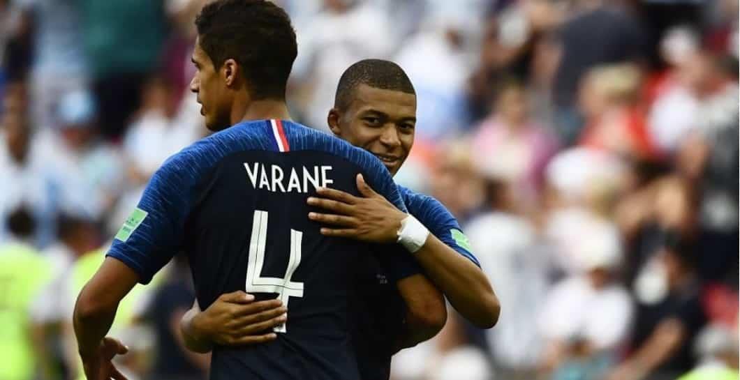 Invita Varane a Mbappé a qué llegue al Madrid