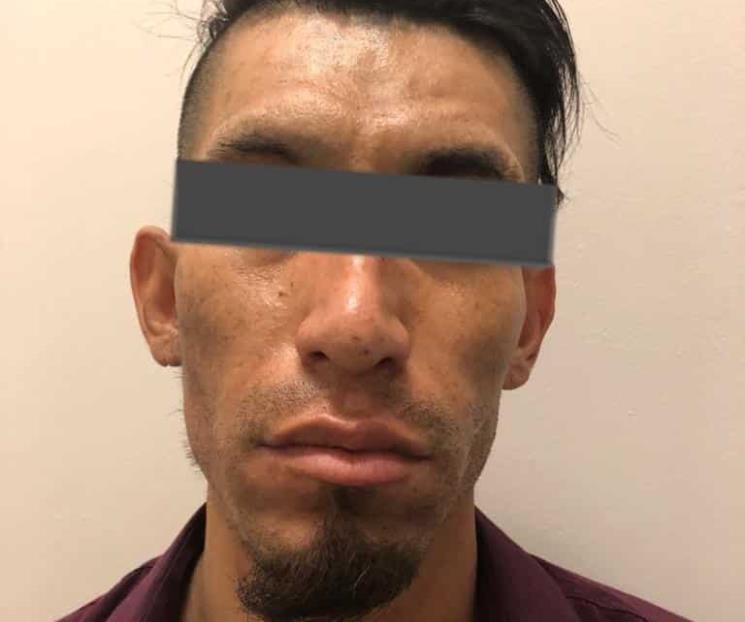 Roban camioneta y los detienen