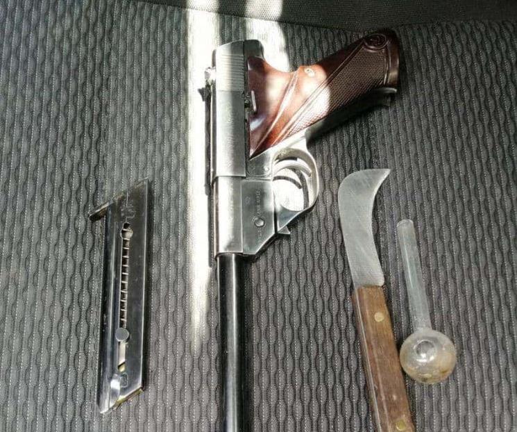 Amenaza con pistola a su pareja