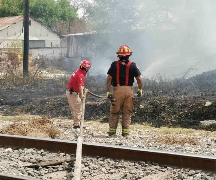 Acaba incendio con camiones de carga