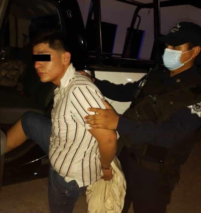 Detienen a joven en moto sin placas