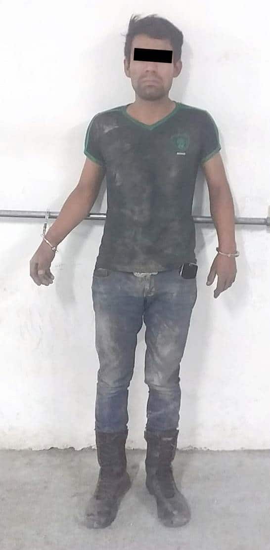 Lo arrestan en el momento en que desmantelaba una camioneta con reporte de robo