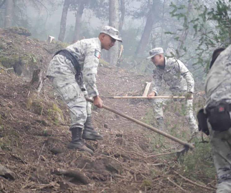 Refuerza Sedena y GN combate a incendio en Santiago