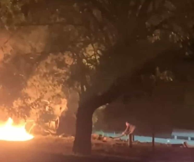 Salvan a trailero de morir quemado en Santiago