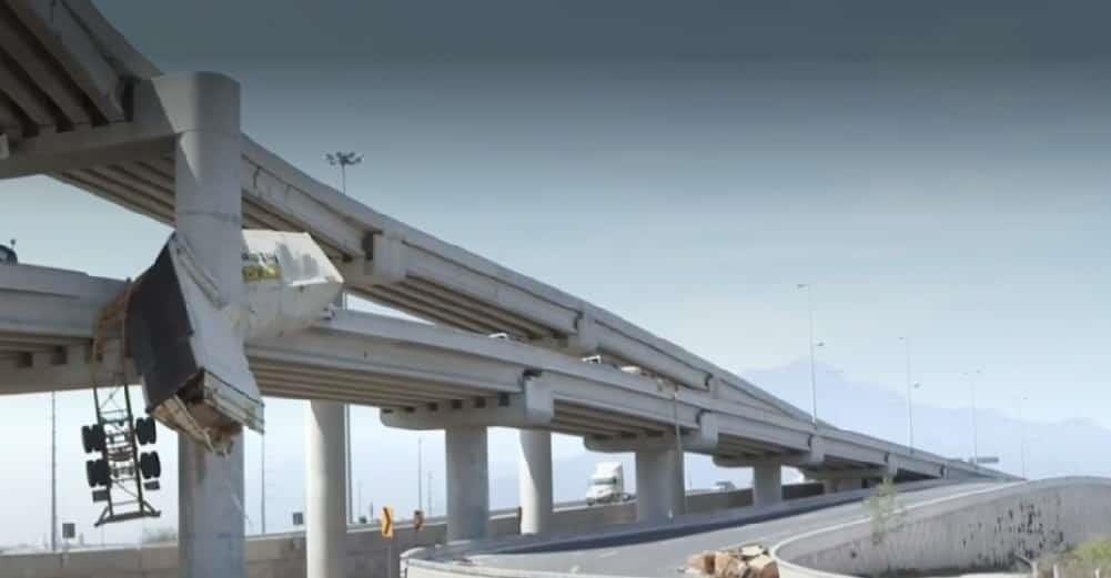 Tráiler queda colgando en paso a desnivel