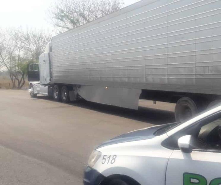 Caen trailero y policías por traslado de ilegales Caen trailero y policías por traslado de ilegales