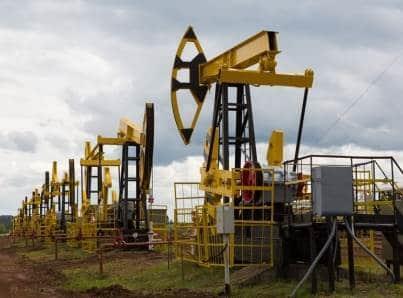 Baja 3.8% producción de petróleo