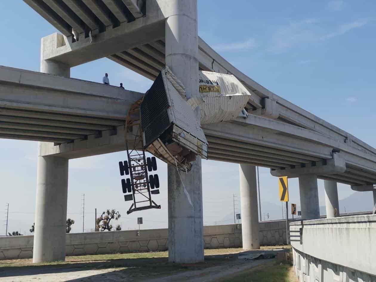 El trailero quedó pendido en un paso a desnivel de diez metro de altura