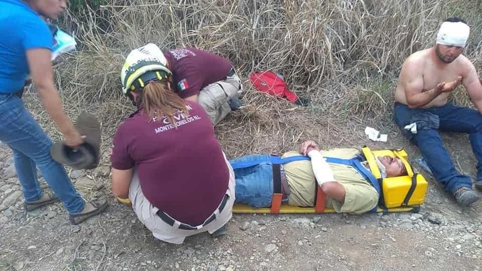 Resultan heridos al volcar camioneta