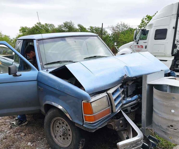 Estrella camioneta contra barandal