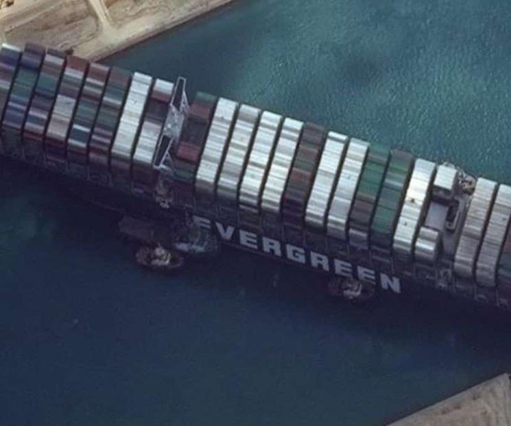 Mueven ligeramente al Ever Given sobre Canal de Suez Mueven ligeramente al Ever Given sobre Canal de Suez