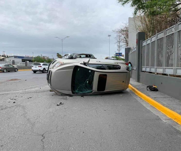 Cambia de carril y ocasiona carambola