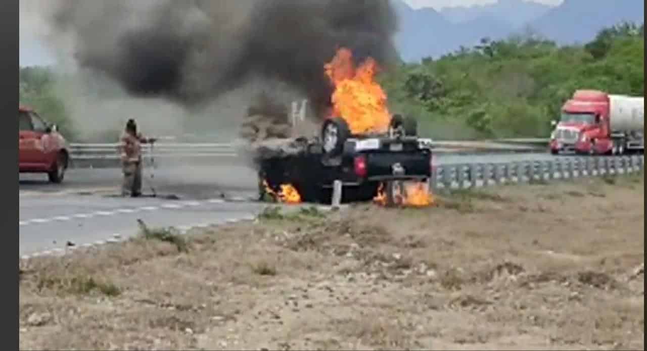 La muerte de seis personas, entre ellas dos menores de edad, y tres lesionados, dejó un choque volcadura